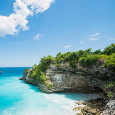 Falaise et mer turquoise sur une plage de Bali, Indonésie