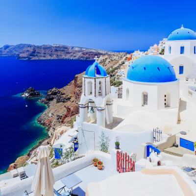 Village blanc aux dômes bleus d’Oia à Santorin, Grèce