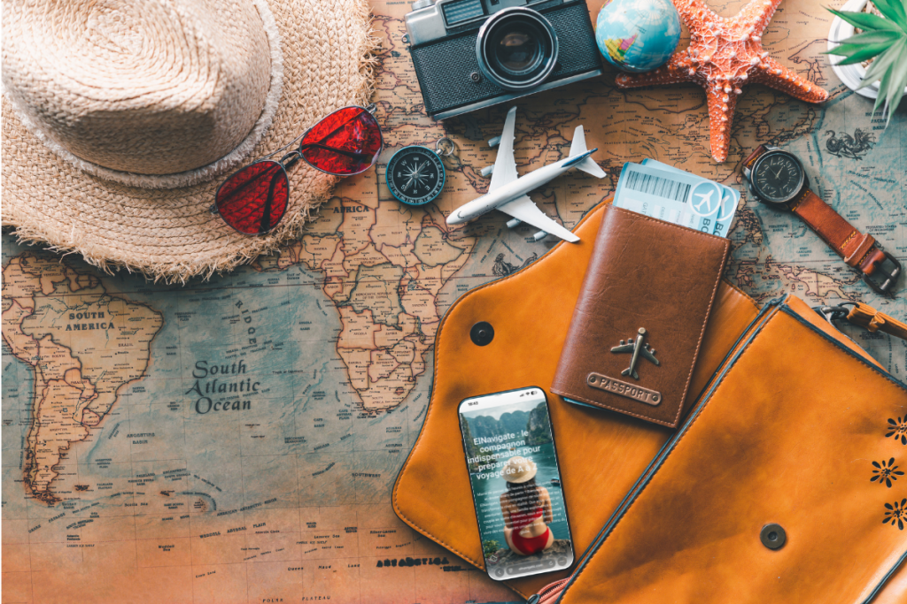 Carte du monde, passeport, appareil photo et accessoires pour préparer un voyage