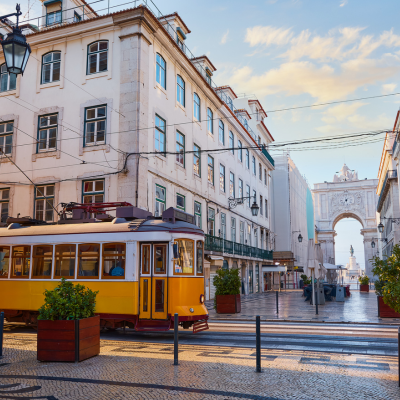 Tramway jaune devant la place du Commerce à Lisbonne, Portugal
