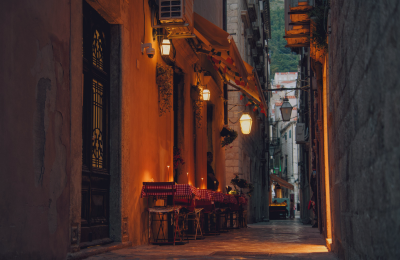 Voyageur solo dans les ruelles de Barcelone