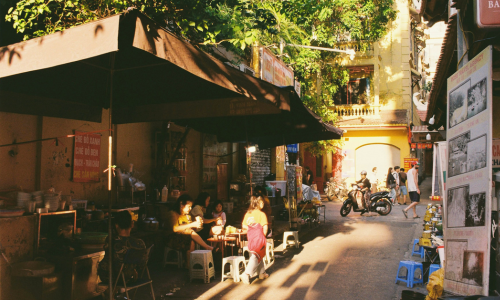 Voyageur solo dans les ruelles de Barcelone