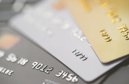 Différence carte débit et carte crédit pour voyager