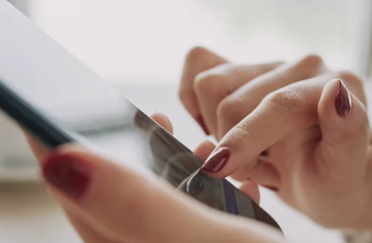 Application bancaire mobile pour gérer sa carte en voyage