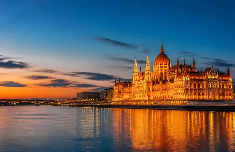 Parlement de Budapest illuminé sur le Danube, Hongrie