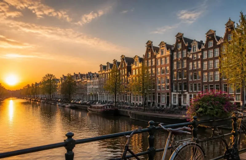 Canal d’Amsterdam au coucher du soleil, Pays-Bas