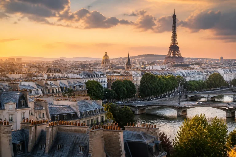 Toits de Paris et tour Eiffel, France
