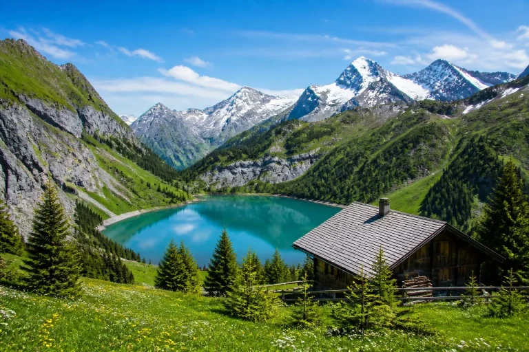Lac de montagne dans les Alpes, France