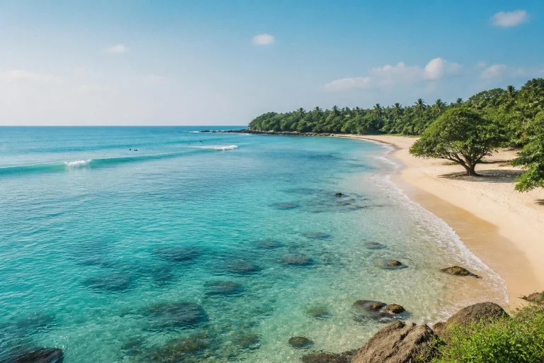 Baie turquoise de la côte est du Sri Lanka