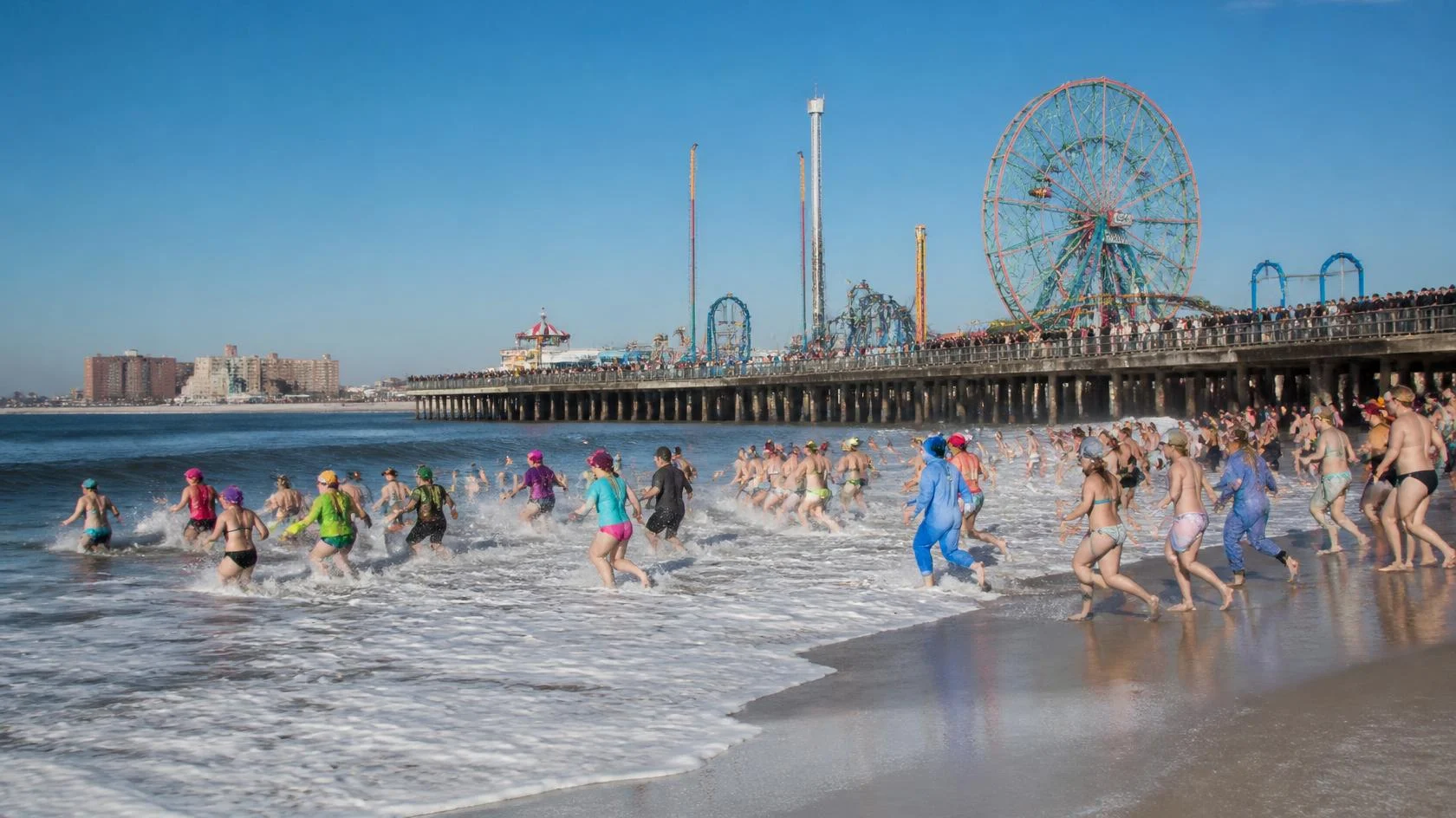 Plage de Coney Island en hiver avec la promenade en bois