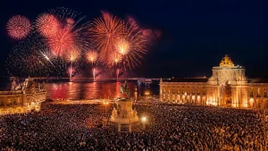 Feu d'artifice du Nouvel An au-dessus du Tage, vu depuis la Praça do Comércio à Lisbonne