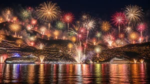 Feu d’artifice du Nouvel An au-dessus de la baie de Funchal, à Madère, avec la ville illuminée sur les collines