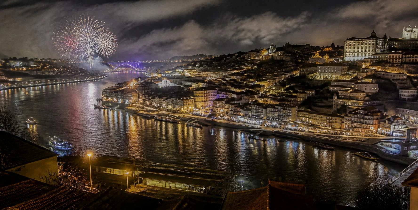 Vue de nuit sur Porto et le Douro depuis Vila Nova de Gaia le soir du Nouvel An