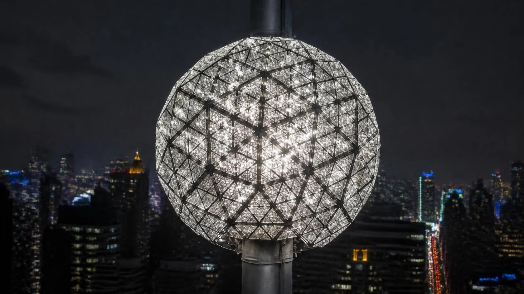 La boule illuminée au sommet du One Times Square le soir du réveillon